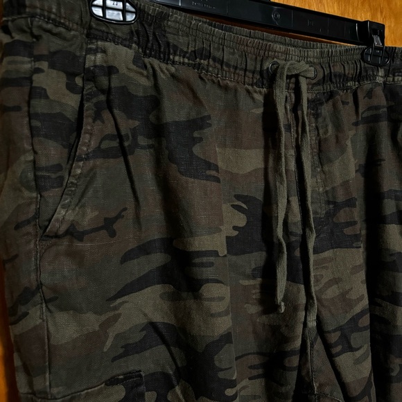 Sanctuary x Anthropologie Linen Crop Camo Cargo Pants Size 2X - Picture 2 of 8